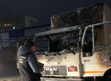 В Сургуте загорелась кабина грузовика: один человек погиб, второй пострадал