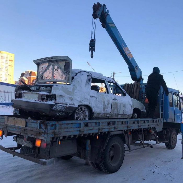 В Нягани показали, что делают с брошенными авто