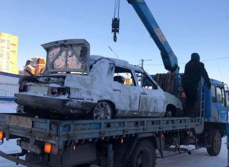 В Нягани показали, что делают с брошенными авто