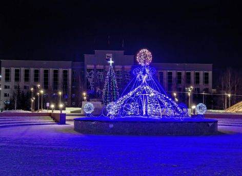 ​Красиво у нас зимой. Но кто-нибудь понял, что за символ украшает елку напротив администрации?