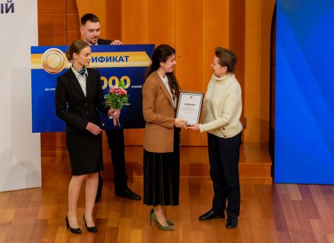 ​Наталья Комарова наградила лучших молодых управленцев Югры