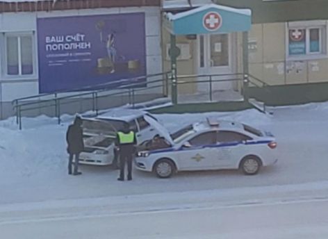 Сотрудники ДПС помогли водителю заглохшего автомобиля на оживленной улице Мегиона