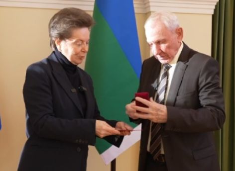 ​«Югорчане помнят вас» Наталья Комарова вручила награду Александру Филипенко