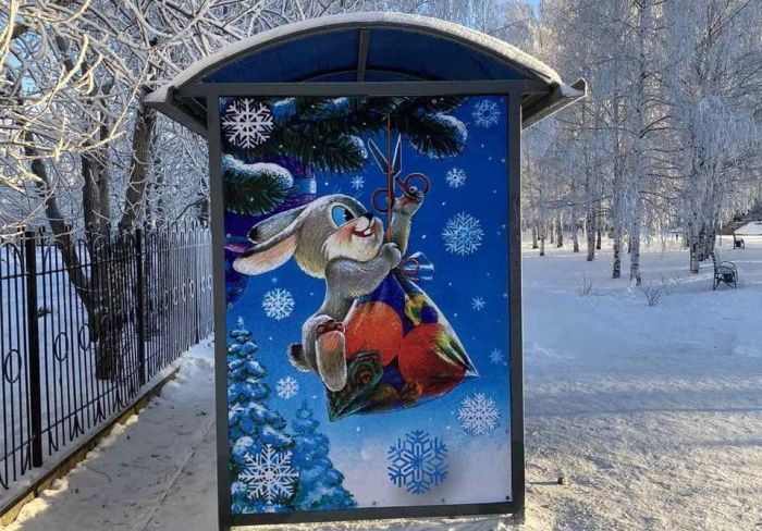 В Советском остановки украсили советскими открытками