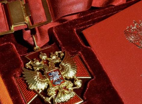 Путин наградил медалью водителя из Югры
