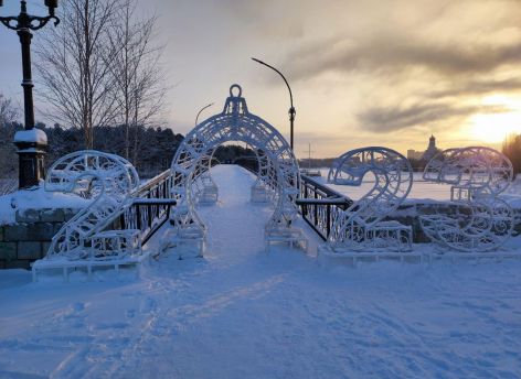 Ледовые городки, елки и гирлянды: Сургут преображается к Новому году