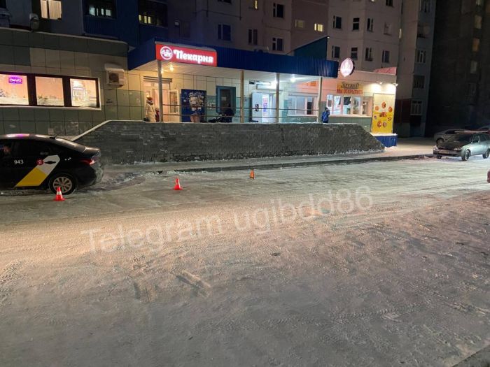 ​Ребенок попал под колеса автомобиля во дворе дома в Сургуте