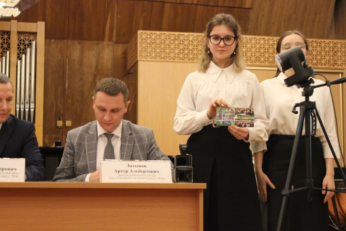 К юбилею Сургутского музыкального колледжа выпустили специальную почтовую карточку