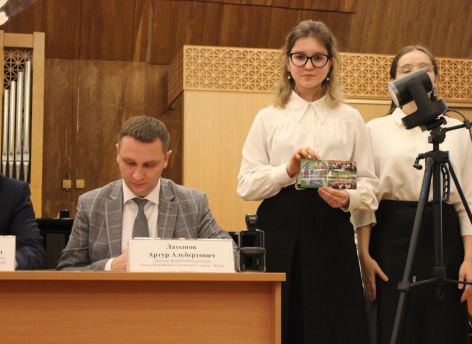 К юбилею Сургутского музыкального колледжа выпустили специальную почтовую карточку