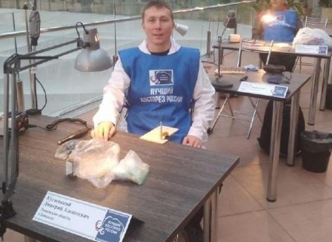 Тобольские косторезы представляют свои изделия на фестивале в Москве