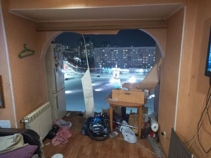 Из-за взрыва самогонного аппарата в сургутском доме пострадали автомобили и две квартиры