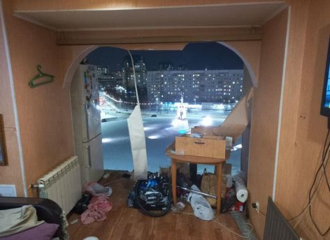 Из-за взрыва самогонного аппарата в сургутском доме пострадали автомобили и две квартиры