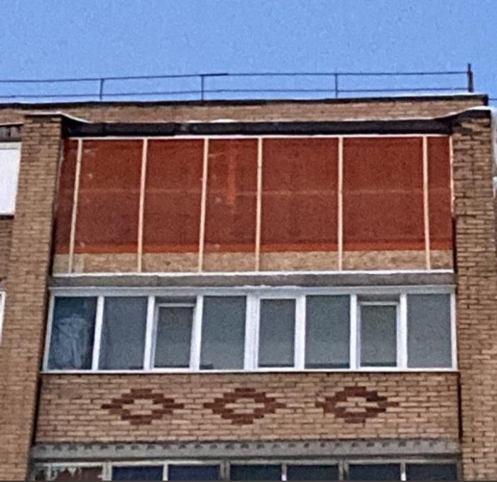 В Сургуте выбитое после взрыва самогонного аппарата окно закрыли тепловым контуром  