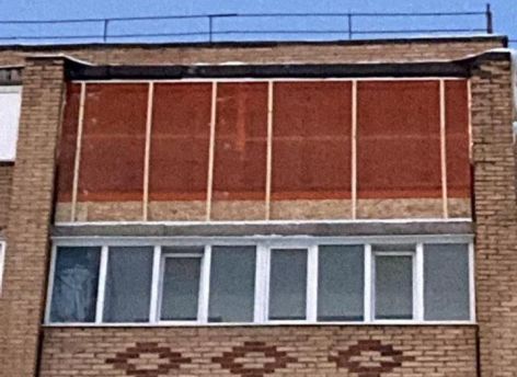 В Сургуте выбитое после взрыва самогонного аппарата окно закрыли тепловым контуром  