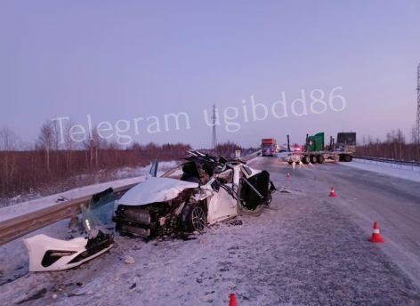 Столкновение двух большегрузов в Югре привело к смерти 47-летней женщины