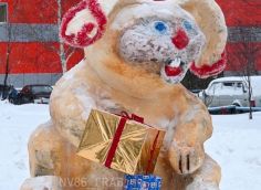 «​Какой год, такие и зайцы». Вартовчан вновь удивили снежные фигуры