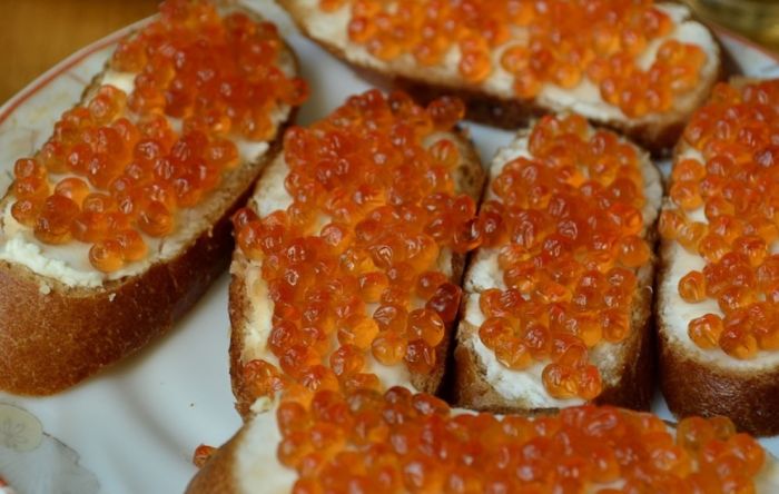 Санврачи напомнили югорчанам, как выбирать красную икру
