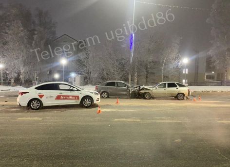 В Ханты-Мансийске столкнулись три автомобиля - пострадали два человека