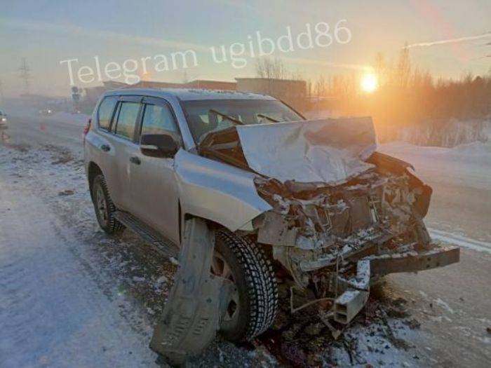 Автоледи на легковушке врезалась в большегруз в Нефтеюганском районе