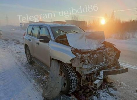 Автоледи на легковушке врезалась в большегруз в Нефтеюганском районе