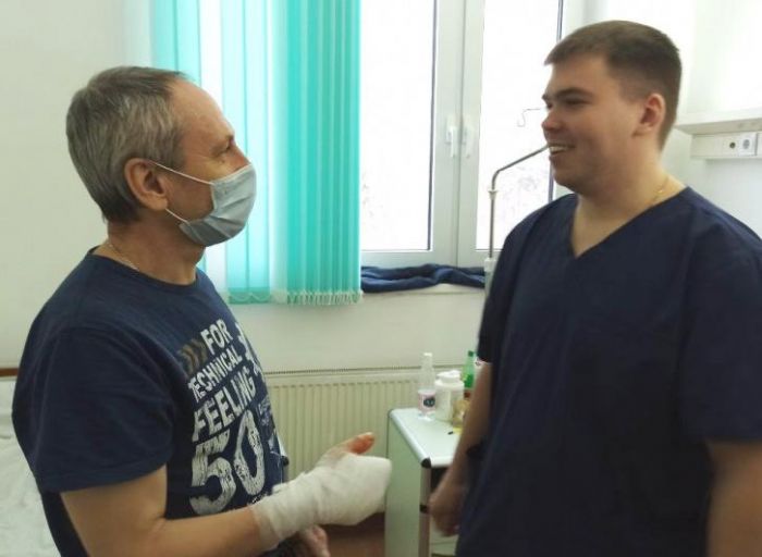 Югорчанин потерял палец, пытаясь покормить бездомную собаку