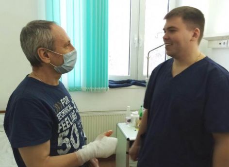 Югорчанин потерял палец, пытаясь покормить бездомную собаку