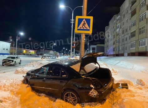 При столкновении двух Мерседесов в Сургуте пострадали два человека