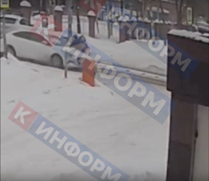 В Сургуте мать с дочкой попали в ДТП у отдела полиции // ВИДЕО
