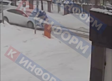 В Сургуте мать с дочкой попали в ДТП у отдела полиции // ВИДЕО
