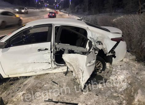 В Нижневартовском районе водитель и пассажир остались чудом живы после ДТП с фурой
