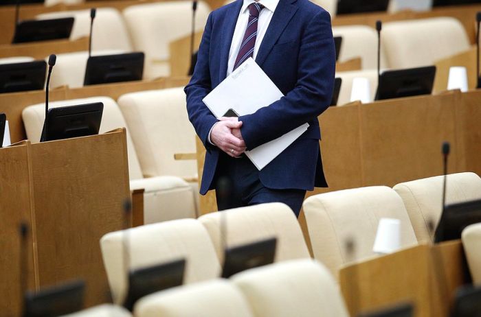 В Госдуме предложили чипировать отдыхающих за границей чиновников