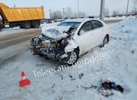 В Ханты-Мансийске в ДТП с грузовиком погиб пожилой мужчина