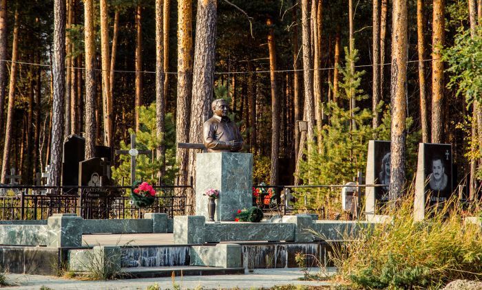 На кладбище Сургута обнаружили труп с десятью ножевыми ранениями