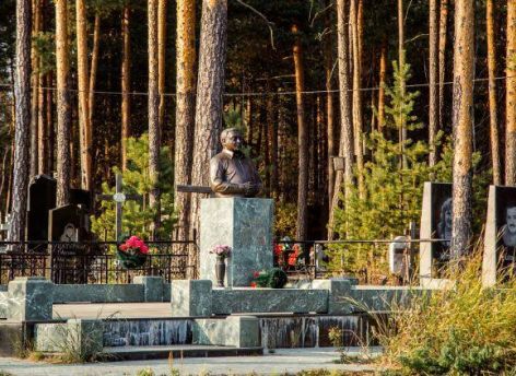 На кладбище Сургута обнаружили труп с десятью ножевыми ранениями