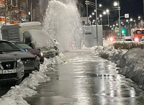 Зимний фонтан: в Сургуте ночью прорвало пожарный гидрант