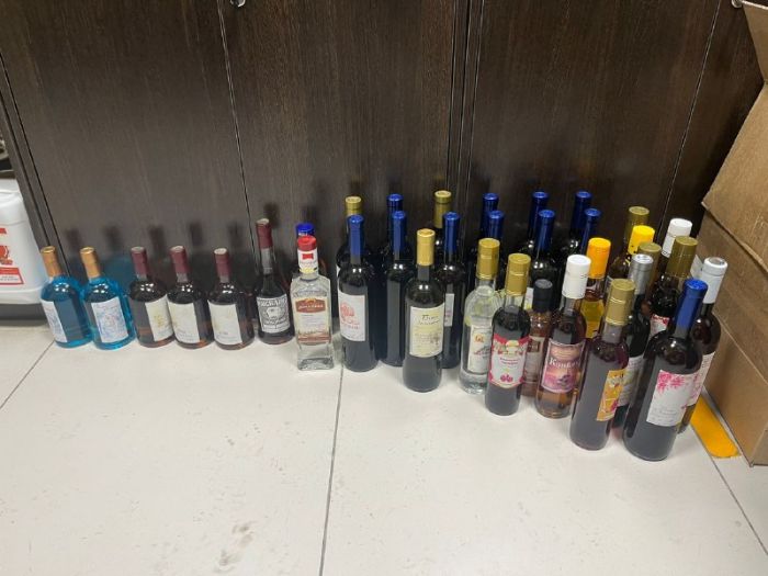 Жительница Нягани продавала в магазине самодельный алкоголь