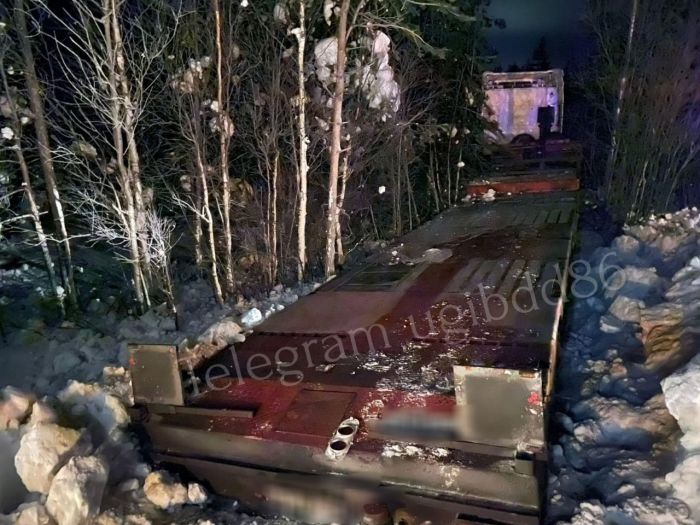 В Сургутском районе фура слетела в кювет – водитель получил травмы