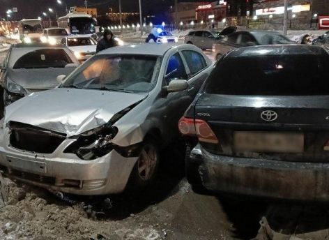 ​Столкнулись сразу пять легковушек: в Сургуте — массовое ДТП