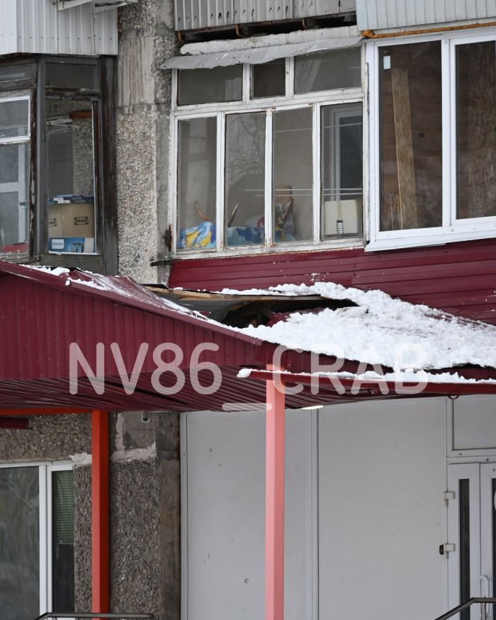 Огромная глыба льда почти насквозь пробила козырек детской поликлиники в Нижневартовске