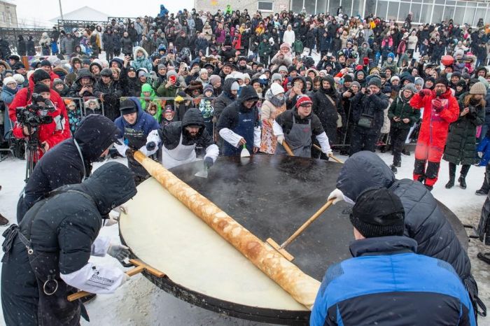 ​В Ялуторовске испекли трехметровый блин