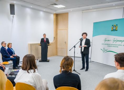 ​Наталья Комарова наградила литераторов и встретилась с «Детьми Сократа»