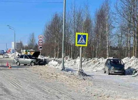 В Пыть-Яхе иномарка сбила пешехода на тротуаре
