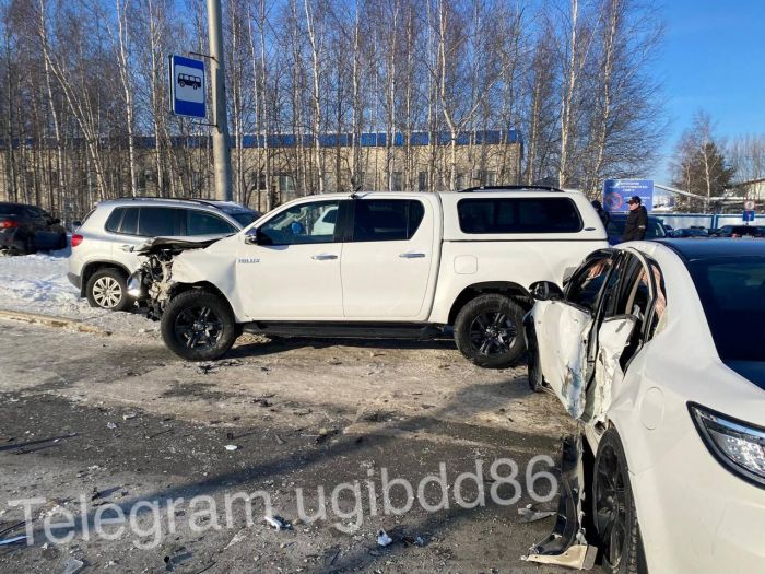 В Сургуте произошло тройное ДТП - пострадала женщина