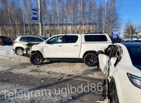 В Сургуте произошло тройное ДТП - пострадала женщина