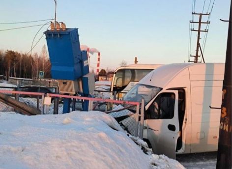 Жители поселка Кедровый остались без света из-за водителя, который въехал в опору ЛЭП