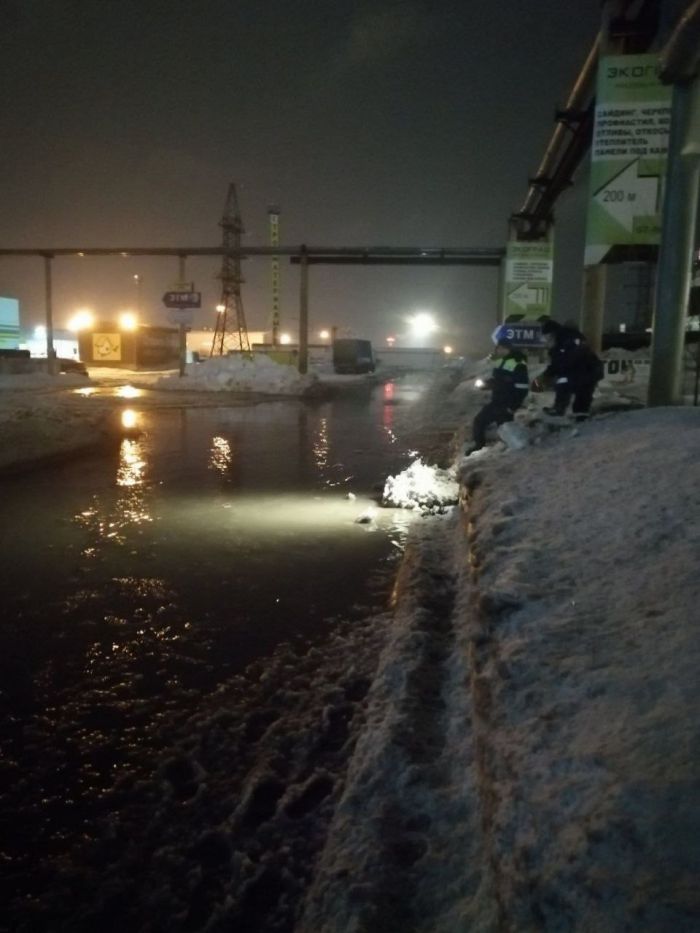 В Сургуте из-за течи в трубопроводе по дороге разлилась вода