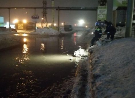 В Сургуте из-за течи в трубопроводе по дороге разлилась вода