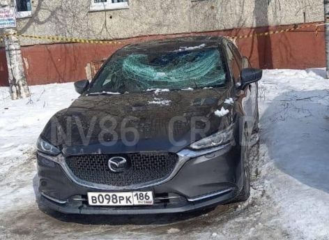Упавшая с крыши поликлиники глыба льда смяла машину вартовчанина 