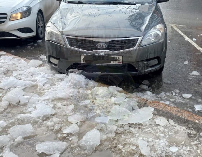 Глыба льда рухнула на автомобиль в Ханты-Мансийске