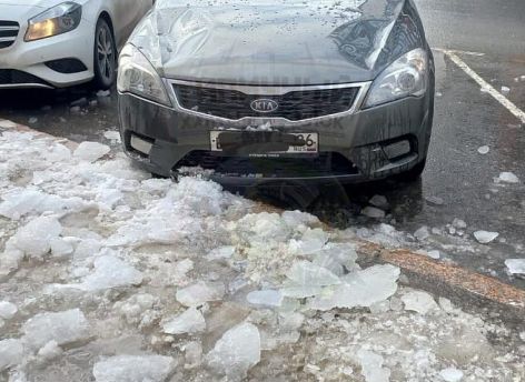 Глыба льда рухнула на автомобиль в Ханты-Мансийске